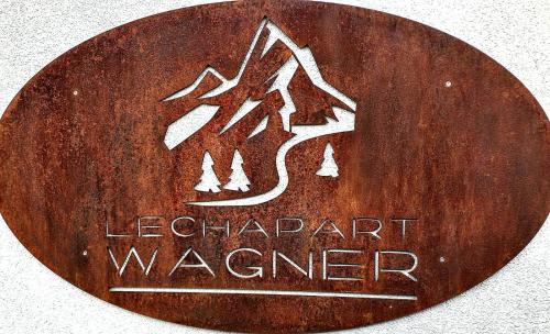 ein Holzschild mit dem Namen eines Laborbeauftragten in der Unterkunft Lechapart Wagner in Reutte