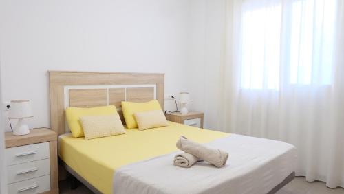 ein Schlafzimmer mit einem Bett mit einem ausgestopften Tier darauf in der Unterkunft Oliver Atico Cano in Fuengirola