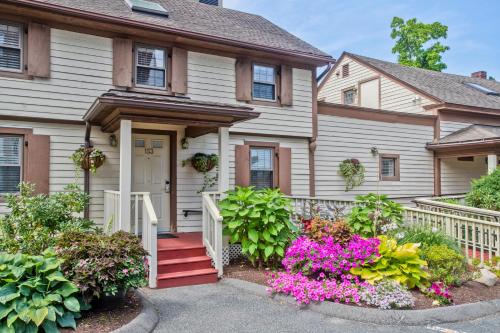 una casa con flores delante en The Hotel Northampton, en Northampton