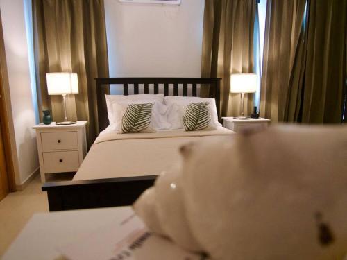 una camera da letto con un letto con due lampade sui tavoli di Lovely condo at Blue Sea Tower near Juan Dolio beach a Juan Pedro