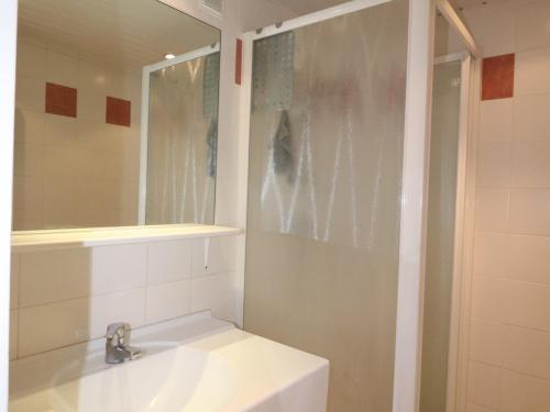 une salle de bain avec un lavabo et un miroir dans l'établissement Tignes - Appartement 2 pièces, 37m², 5 pers, ski aux pieds, balcon, WiFi, parking options - FR-1-502-532, à Tignes
