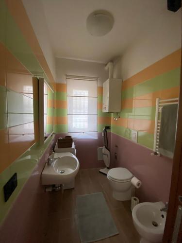 La salle de bains est pourvue d'un lavabo et de toilettes. dans l'établissement “Salotto Miano” - Intero Appartamento Arredato, à Pomigliano dʼArco