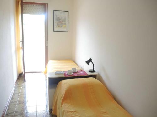 een kamer met een bed en een tafel met een lamp bij Comfy&cozy flat next to the beach - Beahost in Bibione