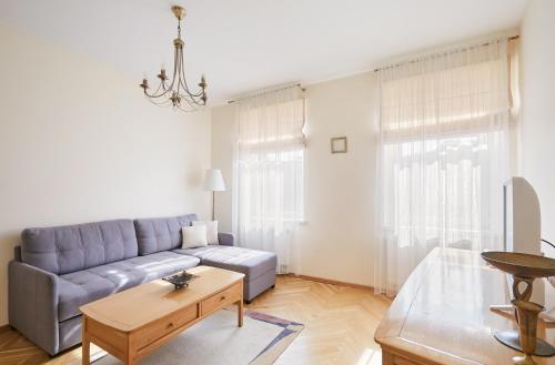 ein Wohnzimmer mit einem Sofa und einem Tisch in der Unterkunft Old Town apartment in Kaunas