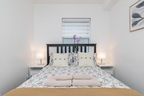 biała sypialnia z dużym łóżkiem z poduszkami w obiekcie Lovely 2-bed apartment in the heart of Dublin City w Dublinie