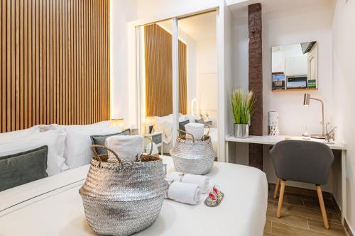 Sleep, Shower and coffee near Madrid's Gran Via