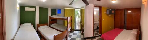 Hotel Bahia Plaza في سانتا مارتا: غرفة صغيرة بها سريرين بطابقين