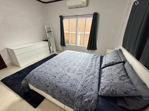 - une chambre avec un grand lit et une fenêtre dans l'établissement Kathu Home with Mountain View, à Kathu