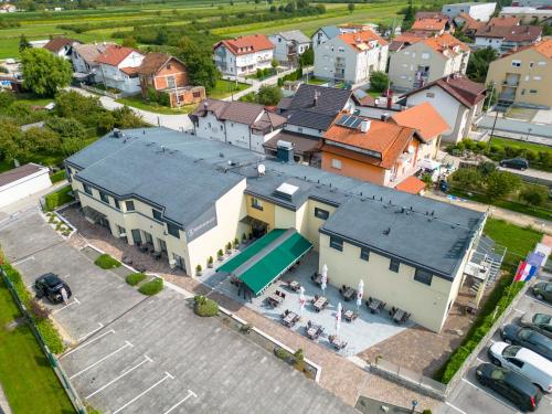 uma vista superior de uma casa com piscina em Hotel Santiny em Sveta Nedjelja