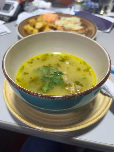 un tazón de sopa en un plato en una mesa en Hotel Bahia Plaza, en Santa Marta