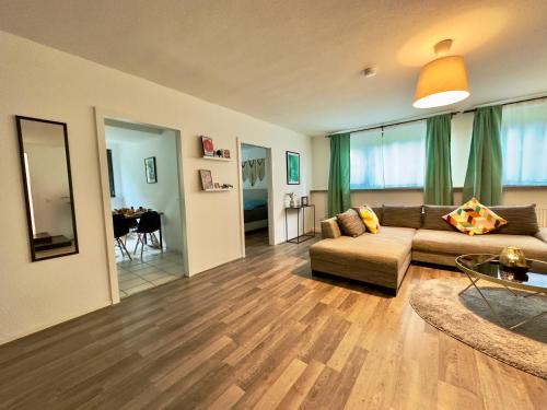 ein Wohnzimmer mit einem Sofa und einem Tisch in der Unterkunft Kaarst-Apt für 4, Zentral, Gemütlich, privater Parkplatz in Kaarst