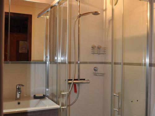 une salle de bain avec douche et lavabo dans l'établissement Appartement proche centre Châtel, balcon, parking, Multi Pass 2024 - FR-1-693-38, à Châtel