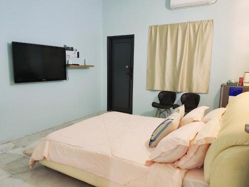 1 dormitorio con 1 cama y TV de pantalla plana en Kapar Homestay@Master Room/Private Bathroom/Private Car Park/1-2pax en Kapar