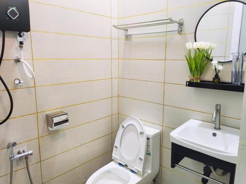 a bathroom with a toilet and a sink at Kapar Homestay@Master Room/Private Bathroom/Private Car Park/1-2pax in Kapar