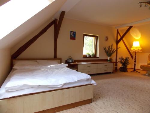 Ένα ή περισσότερα κρεβάτια σε δωμάτιο στο Domek pod Lasem na Mazurach