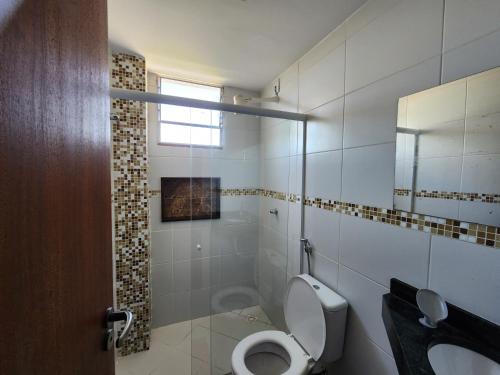 Bathroom sa Refúgio Urbano: Charmoso Apartamento no Coração da Cidade de Serra Espirito Santo