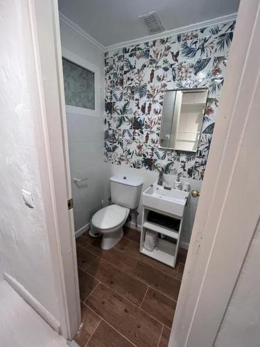 a bathroom with a white toilet and a sink at MEDITERRANEAN HOUSE - Habitaciones Privadas en Casa Compartida in Mairena del Aljarafe