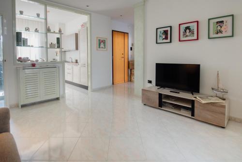 Una televisión o centro de entretenimiento en AriadiMare