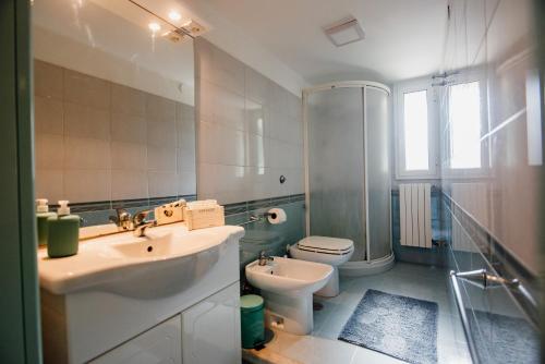 uma casa de banho com um lavatório, um WC e um chuveiro em AriadiMare em Molfetta