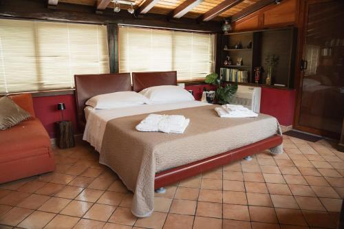 ein Schlafzimmer mit einem großen Bett mit Handtüchern darauf in der Unterkunft Relax Sicily House in Savoca 