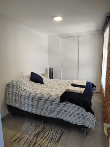 危地馬拉的住宿－Luxury Apartment, 1110 Z.4，一间卧室配有一张带毯子的大床