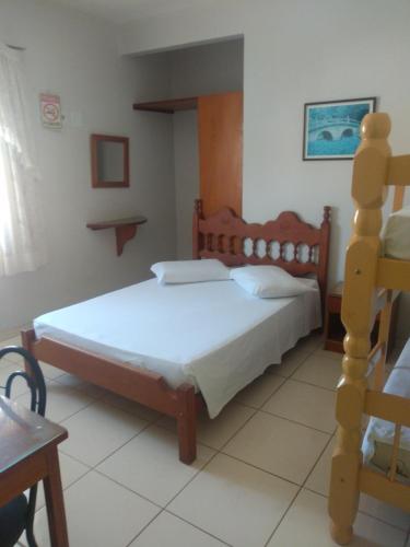 um quarto com uma cama e uma escada em Pousada Samambaia SL em São Lourenço
