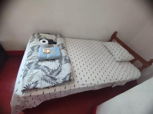 Una cama pequeña con almohada y un animal de peluche. en Hotel Casa Sol, en Ica