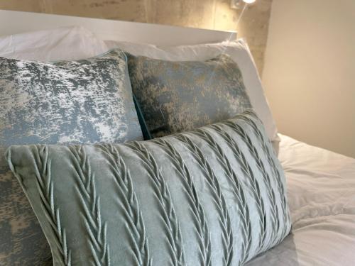 a group of pillows sitting on top of a bed at 15 Main Gate in Birgu