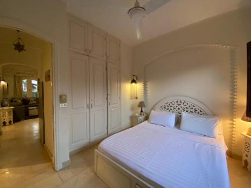 מיטה או מיטות בחדר ב-Babel Apartments el gouna