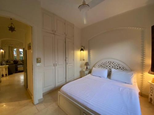 Postel nebo postele na pokoji v ubytování Babel Apartments el gouna