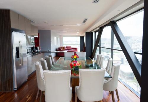 una sala da pranzo con un tavolo e sedie bianche di Holiday Inn Express Pachuca by IHG a Pachuca de Soto