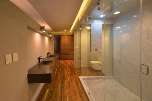 een badkamer met een wastafel en een glazen douche bij Holiday Inn Express Pachuca, an IHG Hotel in Pachuca de Soto