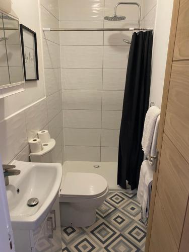 y baño con aseo blanco y lavamanos. en Luxevibe apartment en Blackpool