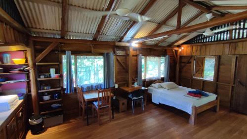 ein Schlafzimmer mit einem Bett und einem Schreibtisch in einem Zimmer in der Unterkunft Casa Pitahaya Marbella with AC, Swimming Pool, Skate Bowl & walking distance Beach for Surfers and Nature Lovers in Marbella