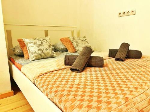2 Betten mit Kissen in einem Schlafzimmer in der Unterkunft Central Studio Flat in Budapest