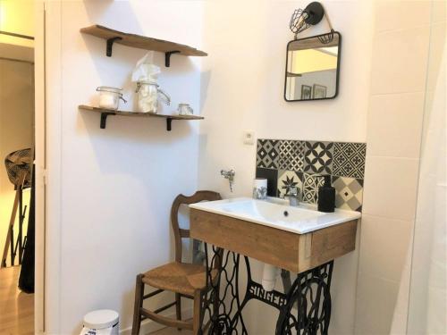 une salle de bain avec un lavabo et un miroir dans l'établissement Caporizon-L'Atelier-Aux portes du chateau de Chambord, à Saint-Claude-de-Diray