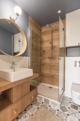 a bathroom with a sink and a shower at Siema Siemiany in Siemiany