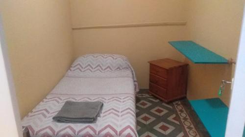 ein kleines Zimmer mit einem kleinen Bett und einer Kommode in der Unterkunft Casa Escuela in Valle Gran Rey