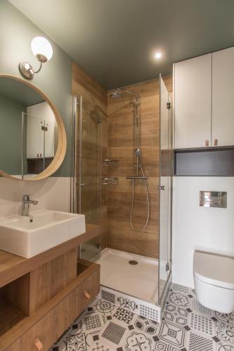 a bathroom with a shower and a sink and a toilet at Siema Siemiany in Siemiany