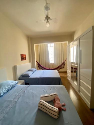 um quarto com 2 camas e uma ventoinha de tecto em Apartamento em Copacabana no Rio de Janeiro