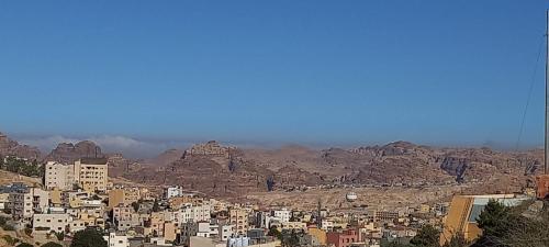 - une vue sur une ville avec des montagnes en arrière-plan dans l'établissement Petra Gardens, à Wadi Musa