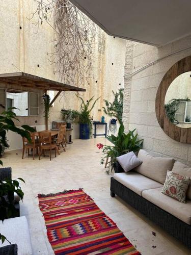 Diplomatic apartment area في Ash Shumaysānī: غرفة معيشة مع أريكة وطاولة