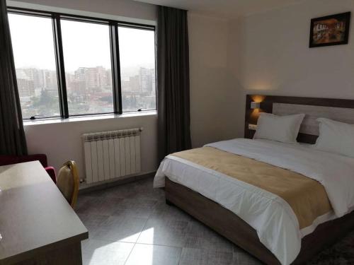 Ένα ή περισσότερα κρεβάτια σε δωμάτιο στο HOTEL DU LAC