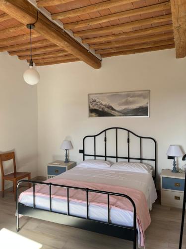 una camera da letto con un letto e un soffitto in legno di IL GINEPRO a San Miniato