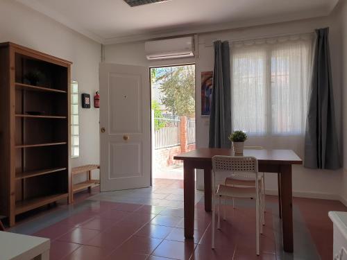 a dining room with a table and a window at Apartamento Casa Balina in Dúrcal