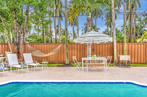 Πισίνα στο ή κοντά στο Tropical Oasis with pool 10 mins airport & 5 mins Beach