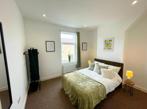 um quarto com uma cama e uma janela em 38 Gloucester street by Prestige Properties SA em Roose