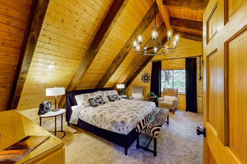 En eller flere senge i et værelse på Cozy Bear Cabin