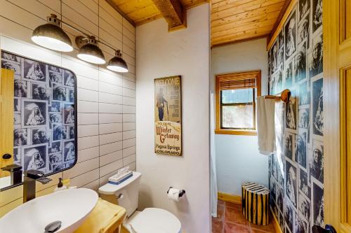 Et badeværelse på Cozy Bear Cabin