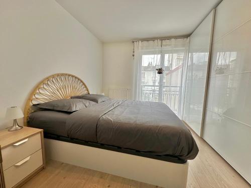- une chambre avec un grand lit et une fenêtre dans l'établissement Jasmin étoilé duplex avec jardin 15 min de Paris, à Alfortville